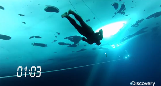氷の下の潜水で世界記録