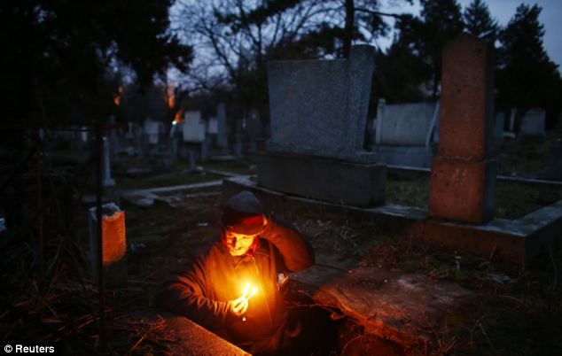 墓の中に住みついたホームレスの男性