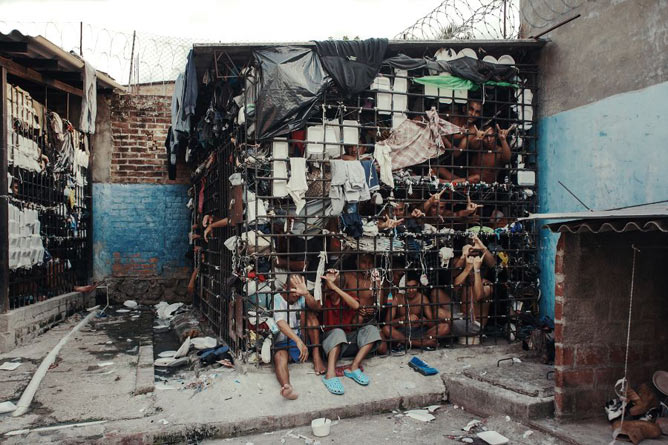 劣悪な環境のエルサルバドル刑務所