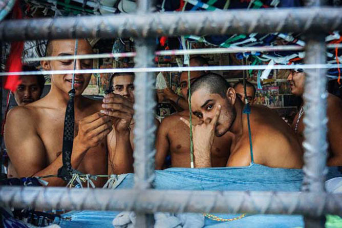 劣悪な環境のエルサルバドル刑務所
