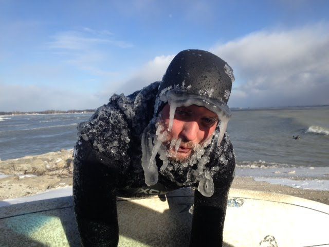 顔面凍る真冬のサーフィン