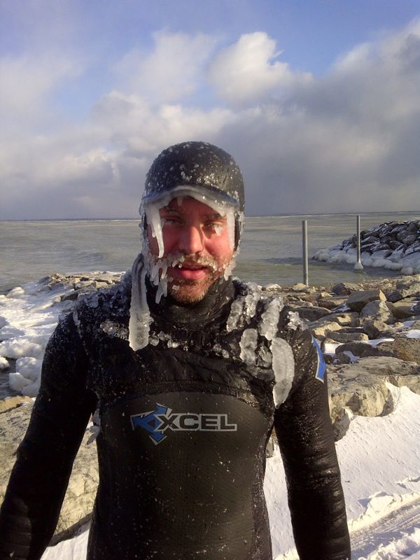 顔面凍る真冬のサーフィン