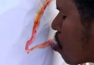 舌で絵を描くインド人