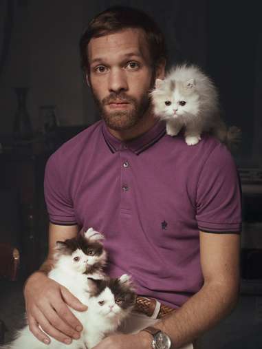 猫とドヤ顔男の写真