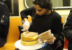 地下鉄でケーキを作る女性