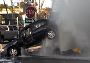 消火栓の水が車を持ち上げる