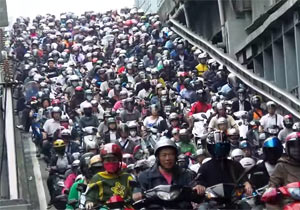 バイクの大群が人間の雪崩みたい