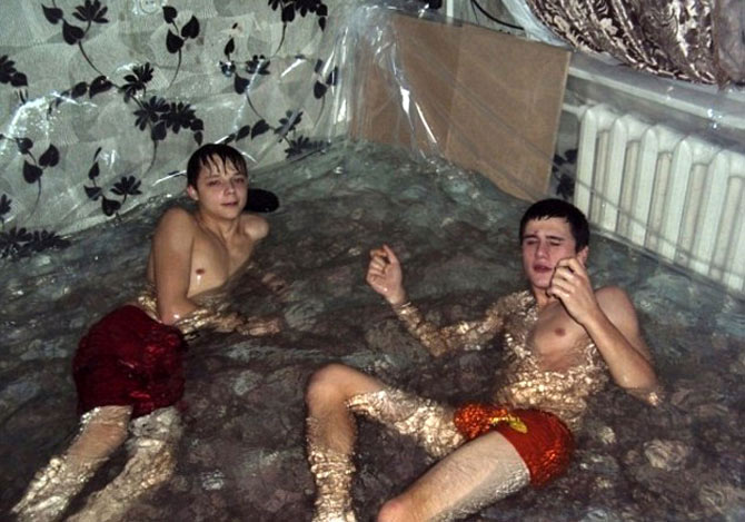 リビングをプールにしたロシア少年たち