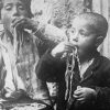 パスタを素手で食べる19世紀のナポリの人たち