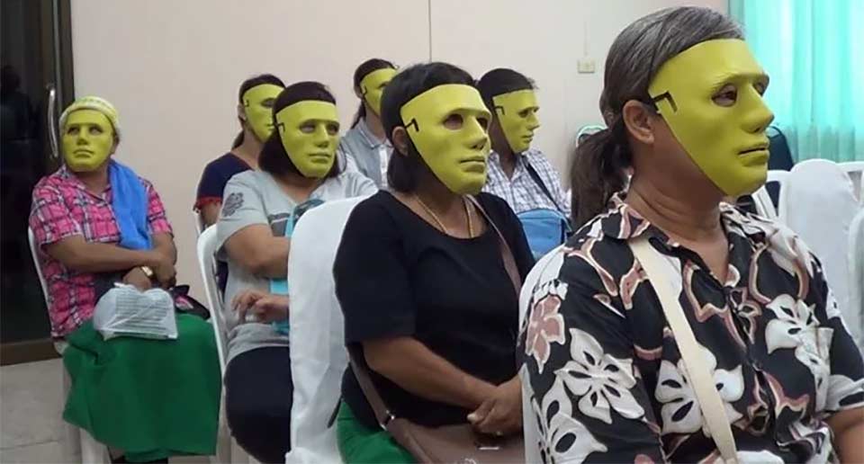 患者とスタッフともに顔を隠すためのマスクを着用