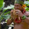 ココナツの殻の剥き方をレクチャーするポリネシアの男