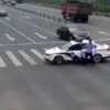 突然交差点をふさぐようにしてパトカーを停車させた警察官